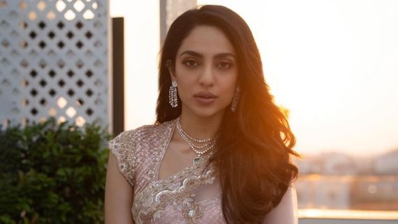 Sobhita: పెళ్ళైన కూడా ఆ విషయంలో అసలు మారలేదుగా..ముందు వెనుక చూపిస్తూ సెగలు పుట్టిస్తున్న శోభితా!