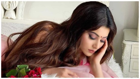 ఆశలు గల్లంతు .. హాట్ బ్యూటీ ఊర్వశి రౌటేలాని తీసేసారా? 