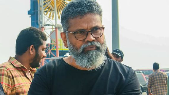 సుకుమార్ నివాసంలో ఐటీ సోదాలు.. ఎయిర్‌పోర్టులోనే ఐటీ అధికారుల అదుపులో పుష్ప 2 డైరెక్టర్!