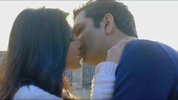 లిప్‌లాక్స్‌కు ఫోర్స్ చేస్తున్నారు.. రొమాంటిక్ సీన్లపై వైలెంట్ హీరో కంగారు!