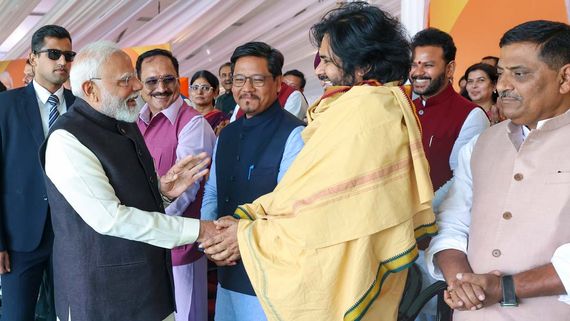 దటీజ్ పవన్ కల్యాణ్ రేంజ్.. అంతమందిలో  ప్రధాని మోడీ ఆగి మరీ..!