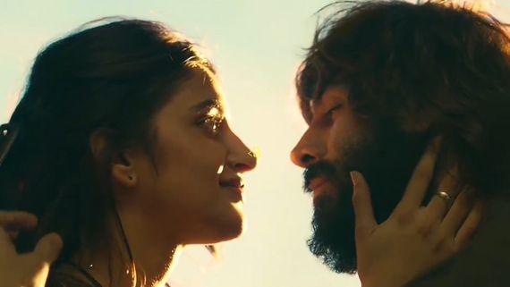 శ్రీలీల ఆన్ స్క్రీన్ తొలి లిప్‌లాక్.. ఆ బాలీవుడ్ హీరోతో కాదా? మరెవరితో?