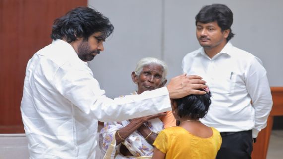 జీతం మొత్తం విరాళంగా .. గొప్ప మనసు చాటుకున్న పవన్ కళ్యాణ్