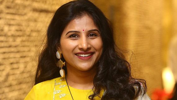 మంగ్లీ పార్టీలో మరో ట్విస్టు.. బర్త్ డే వేడుకల్లో రాజకీయ నేతలు.. ప్రముఖ కమెడియన్ ఖండన