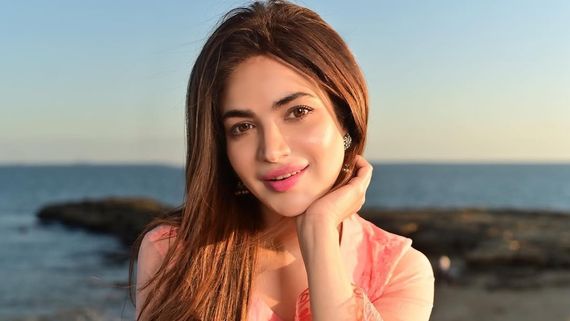 యువ నటి అనుమానాస్పద మృతి...  హత్యా? ఆత్మహత్యనా? 