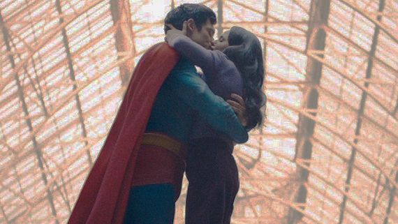 సూపర్‌మ్యాన్ ముద్దు పెట్టుకొంటే తప్పా? 33 సెకన్ల లిప్‌లాక్‌ కట్.. సెన్సార్‌పై ఆగ్రహం