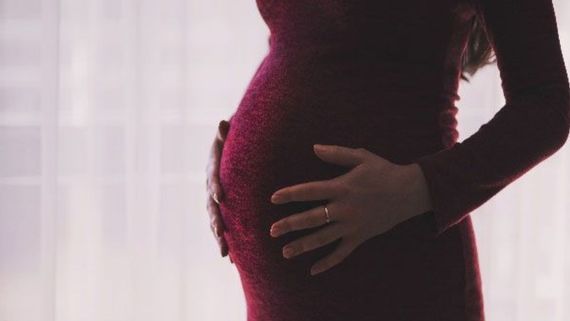 పెళ్లి కాకుండానే స్టార్ హీరోయిన్ ప్రెగ్నెంట్.. సోషల్ మీడియాలో జోరుగా రూమర్