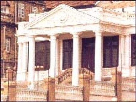 'शाहरुख़ के बंगले पर बोतलें फेंकीं'