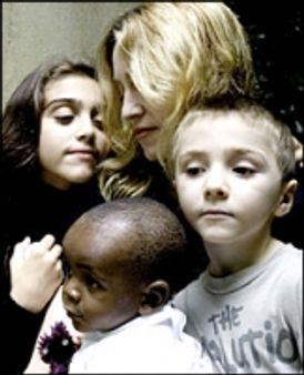 बच्चे को लेकर मैडोना फिर विवाद में