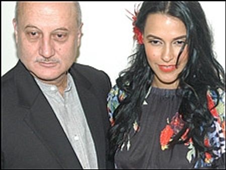 अनुपम खेर 'डियर फ़्रेंड हिटलर' से अलग हुए