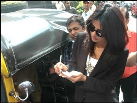 प्रियंका और कटरीना के घरों पर छापे जारी