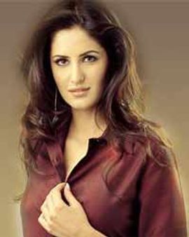 रेव पार्टी से बाहर निकली कैट