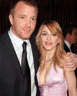 बेघर व्यक्ति को काम दिया रिची ने