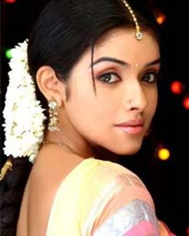 कैट के नक्‍शेकदम पर असिन