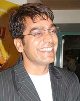 चाणक्य,हिटलर बनने की तमन्ना : आशुतोष