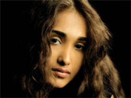 ध्‍यान खींचने में लगी जिया खान