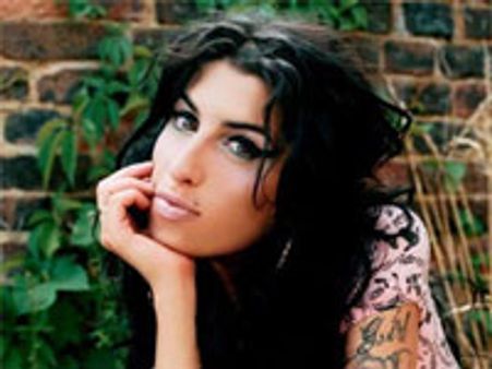 एमी ने पति के नाम का टैटू हटाया