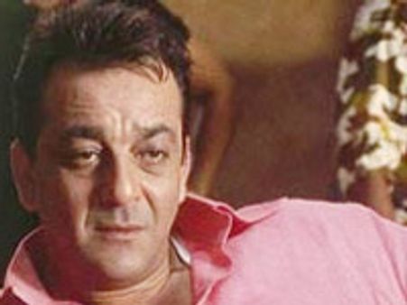 संजय दत्‍त ने बहनों को नही बुलाया!