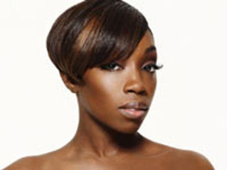 कर्मचारियों पर क्रोधित हुईं गायिका एस्टेले