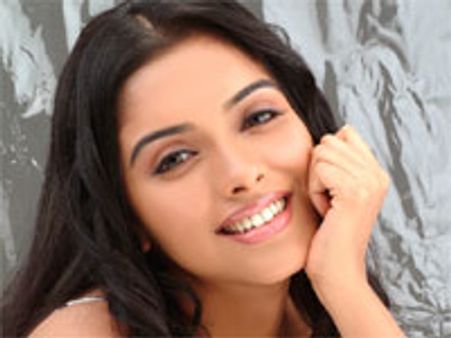 बालीवुड नही छोड़ेगी असिन