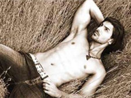 जॉन ने फिल्‍म सिटी साइन की