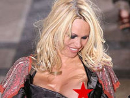 रैंप पर पामेला दिखी टॉपलेस