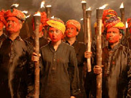 'गुलाल' में होली और राजनीति का रंग है