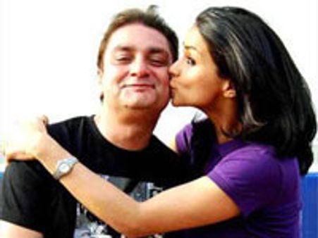 'गुल को चूमने के लिए सिगरेट छोड़ी'