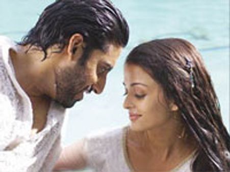मणि ने ऐश-अभि के लव सीन हटाए