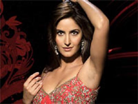 कैटरीना कैफ ने पैसे बांटे!