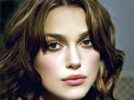 अंतरंग दृश्यों में हंसी नाइट्ली