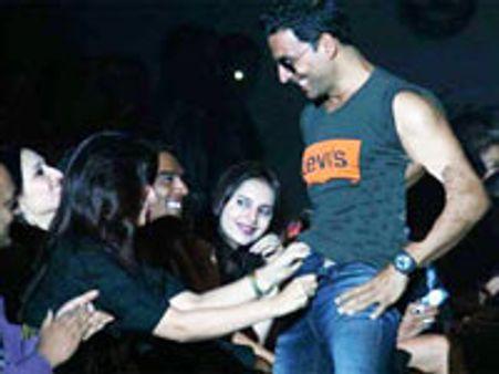 जींस खुलवाने पर माफी मांगी अक्षय ने