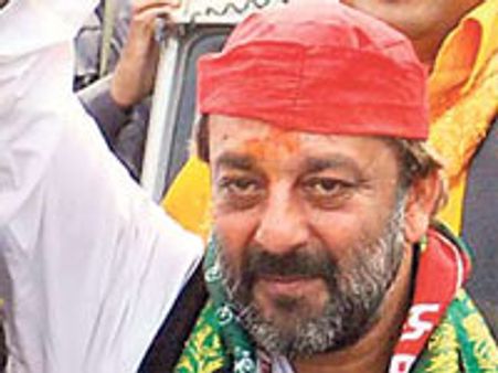 माया को झप्‍पी, संजय पर केस