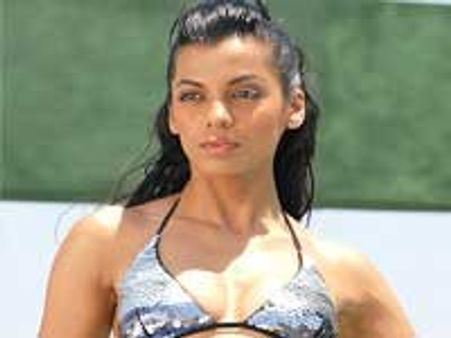 'जेल' से छुट्टी लेकर वोट देंगी मुग्‍धा