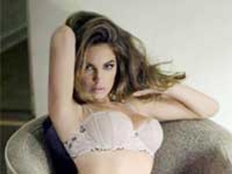 प्रशंसक ने काटा शेरिल का होंठ