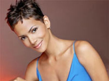 हेल बैरी ने बालों को बनाया रंगीन!