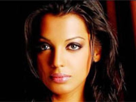 मुग्‍धा गोडसे का कार एक्‍सीडेंट!