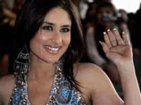 करीना पर झपटे दीवाने प्रशंसक