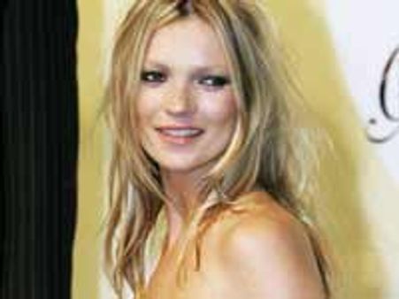 अब केट मॉस बनी लेखिका