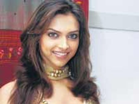 दीपिका ने एंजेलिना को दी टक्कर