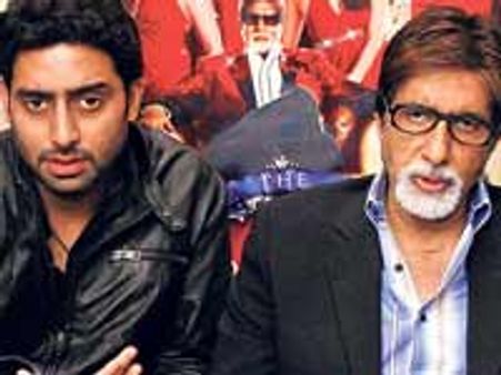 दिल्ली मेट्रो में बैठे अमिताभ और अभिषेक