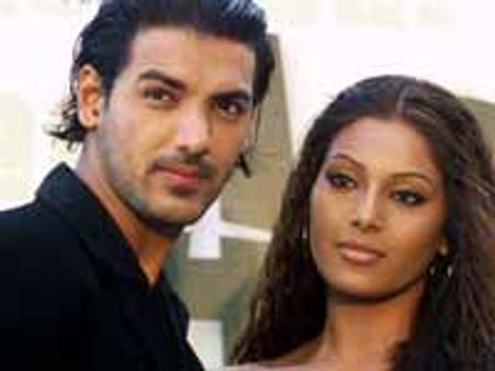 बिपाशा ने जॉन को बेवकूफ कहा