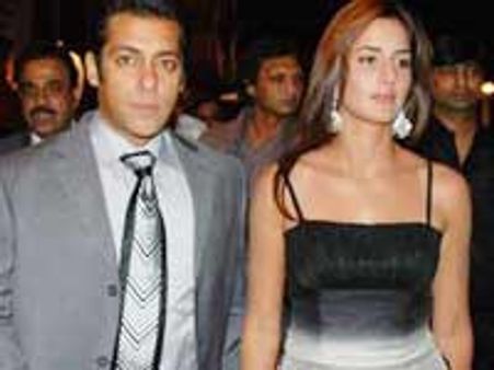 कैट, सलमान के बीच आए जॉन