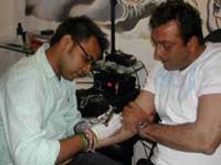 संजू बाबा के सीने पर मां-बाप का नाम