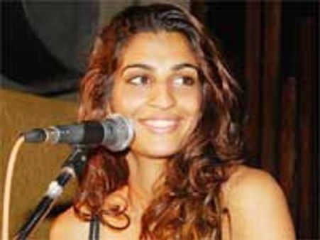 रहमान की धुन पर गाने को बेताब अनुष्का