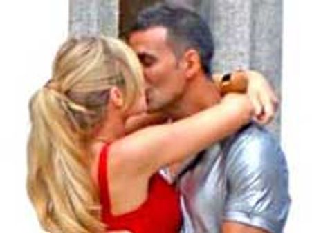 बांड गर्ल को भाया अक्षय का किस