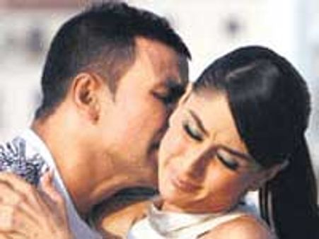 करीना कपूर पर चुम्‍बन की बरसात