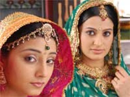 बॉलीवुड की नकल कर रहा है छोटा पर्दा