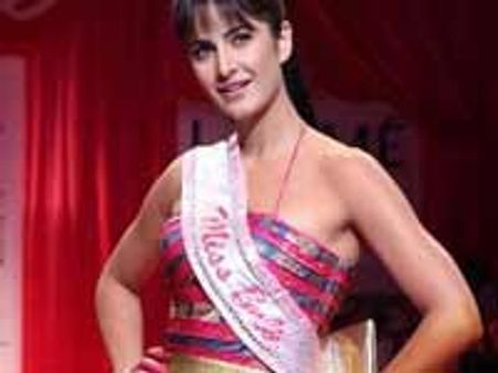 कैट के हाथों में ऐश का साबुन