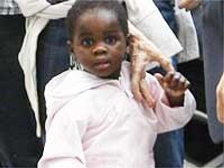 मैडोना की बेटी ने पहनी मैडोना जैसी पोशाक